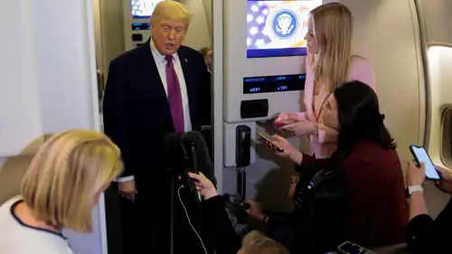 ترامب متحدثاً للصحفيين على متن الطائرة الرئاسية