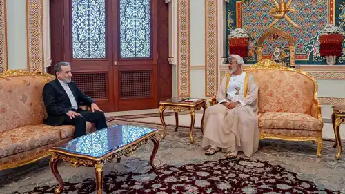 وزير الخارجية العماني خلال لقائه نظيره الإيراني في مسقط