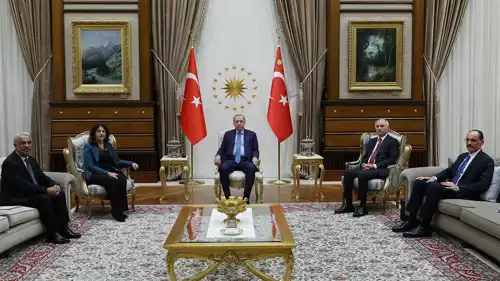 الرئيس التركي رجب طيب أردوغان خلال لقاء مع نواب أكراد