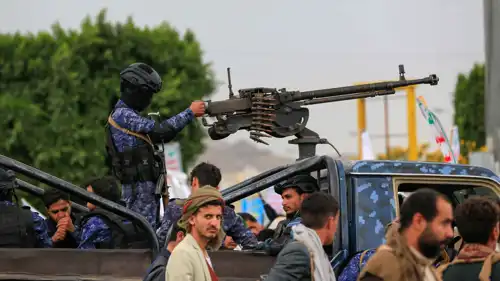 عربة مسلحة تابعة لميليشيا الحوثيين في صنعاء