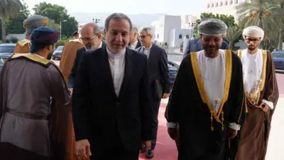 وزير خارجية إيران لدى وصوله إلى مسقط
