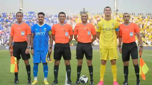 كريستيانو رونالدو وسالم الدوسري قبل لقاء سابق بين الهلال والنصر