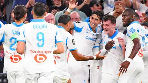 فرحة لاعبي مرسيليا بعد الفوز على لوريون