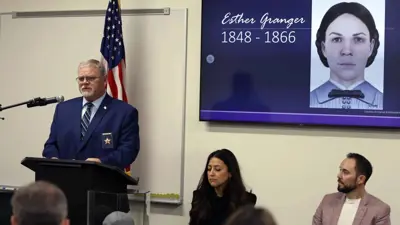 الطبيب الشرعي لمقاطعة كين أثناء حديثه خلال مؤتمر صحفي 