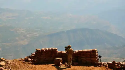 جندي تركي يراقب المنطقة الحدودية الجنوبية لبلاده 
