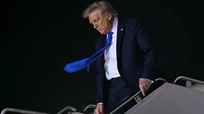 الرئيس الأمريكي دونالد ترامب أثناء هبوطه سلالم طائرة