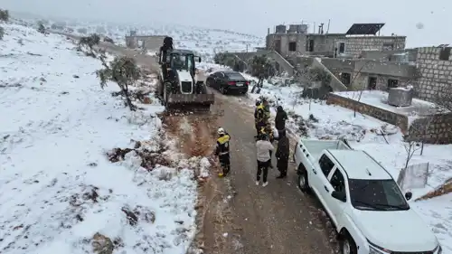 خلال فتح طريق أغلقته الثلوج المتراكمة في سوريا