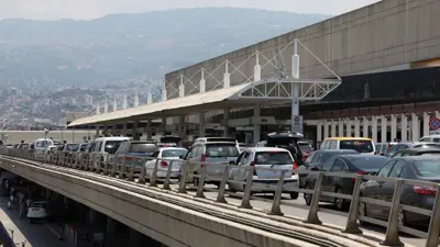 طوابير انتظار للسيارات لإنزال الركاب خارج مطار رفيق الحريري الدولي في بيروت قبل أيام