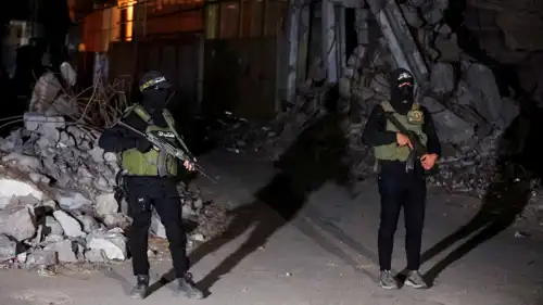 مقاتلان من حماس في قطاع غزة