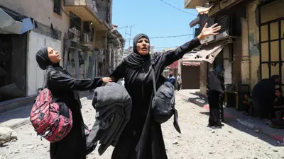 سيدتان فلسطينيتان ينجوان من قصف في غزة