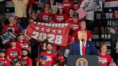 مؤيدون لترامب يرفعون شعار "ترامب 2028"