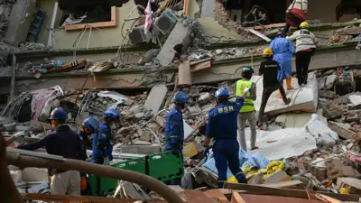 فرق الإنقاذ وهي تعمل في ميانمار بعد الزلزال