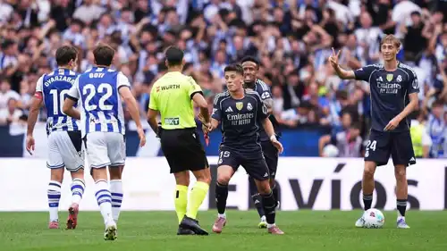 الحكم مانزانو في مباراة ريال مدريد وسوسيداد