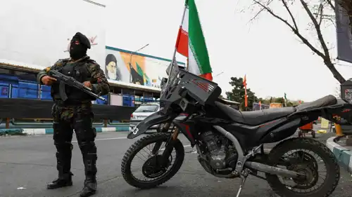 أحد أفراد الشرطة حارسًا في أحد شوارع طهران، إيران