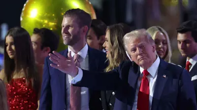 دونالد ترامب وسط أنصاره