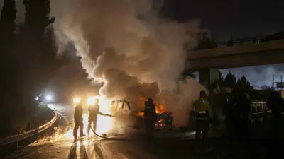 فرق إطفاء تخمد حريقا بسيارة اليونيفيل