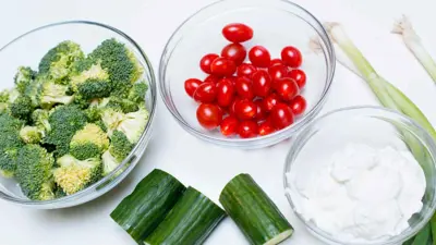 البروكلي، والطماطم، واللبن اليوناني