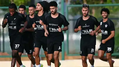 آدم كايد مع لاعبي الزمالك