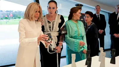 بريجيت ماكرون (يسار) والأميرة للا حسناء خلال افتتاح المسرح