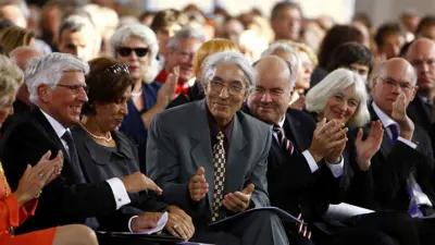 الكاتب الجزائري بوعلام صنصال (وسط)