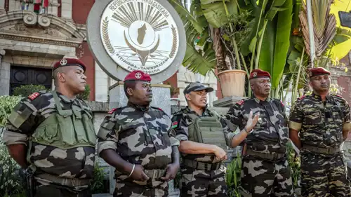 العسكر خلال إعلانهم تسلم السلطة بعد عزل الرئيس في مدغشقر