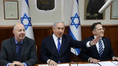  تساحي هنغبي (يسار) مع نتنياهو 