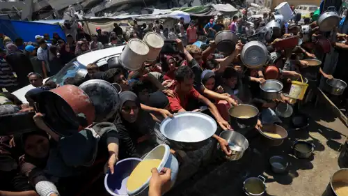 فلسطينيون يتجمعون لتلقي المساعدات