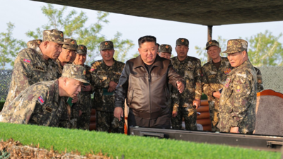 زعيم كوريا الشمالية خلال إشرافه على التدريبات