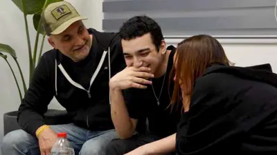 عيدان ألكسندر (وسط) مع أسرته بعد إطلاق سراحه