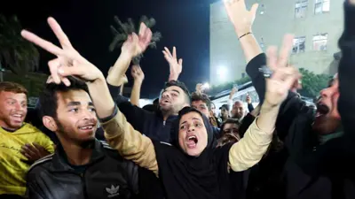 فلسطينيون في دير البلح يحتفلون باتفاق وقف إطلاق النار