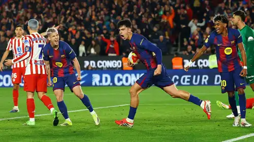 داني أولمو مع زملائه في برشلونة