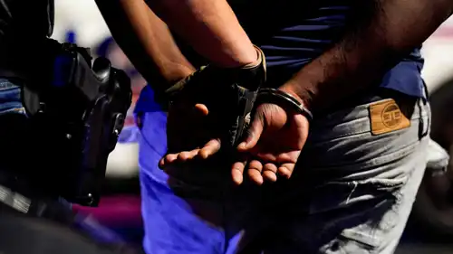 من اعتقال الشرطة الأمريكية لشخص