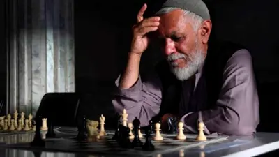 شخص يلعب الشطرنج