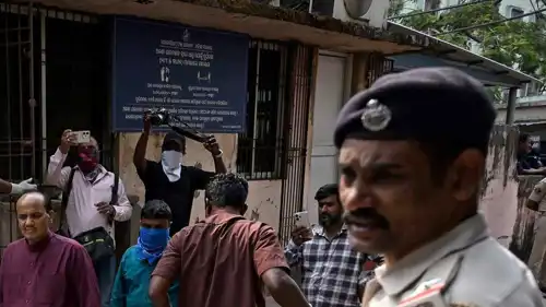 الطاقم الطبي في كلية ومستشفى SCB الطبية في كوتاك