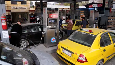 سوريون في طوابير للتزود بالوقود