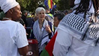 جيل ستاين مع متظاهرين مؤيدين لغزة