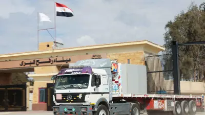 شاحنة تمر عبر معبر رفح