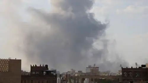 أعمدة الدخان تتصاعد من مواقع الغارات الجوية الإسرائيلية في صنعاء، اليمن