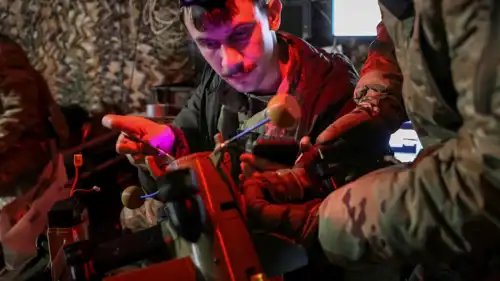 جنود من الجيش الأوكراني يقومون بتجهيز طائرة مسيرة