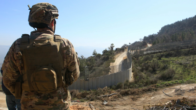 جندي إسرائيلي بالقرب من الحدود اللبنانية