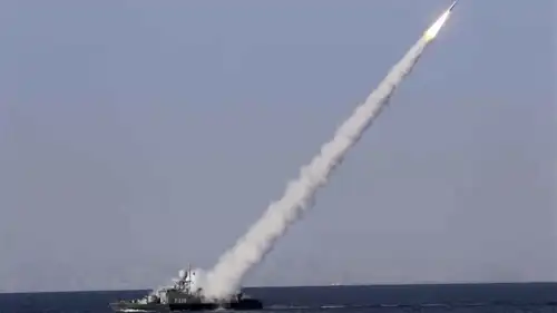 قارب عسكري إيراني يطلق صواريخ في عرض البحر