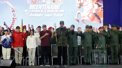 مادورو شاهراً سيفه خلال حدث عام في فنزويلا