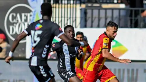 يوسف بلايلي في مباراة بالدوري التونسي