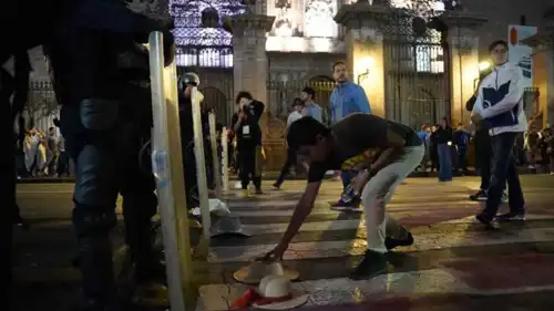 قبعات بيضاء أمام الشرطة المكسيكية في إشارة إلى كارلوس مانزو