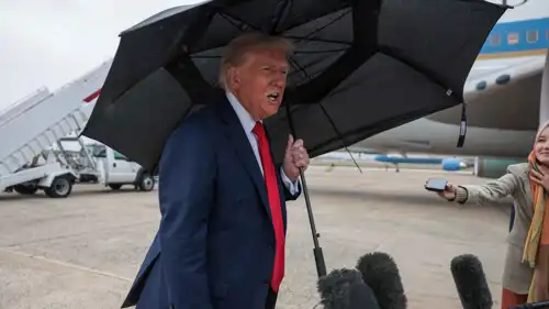 دونالد ترامب متحدثاً للصحفيين