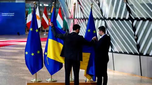 وضع العلم الأوكراني إلى جانب علم الاتحاد الأوروبي في قمة سابقة استضافتها بروكسل لبحث دعم كييف