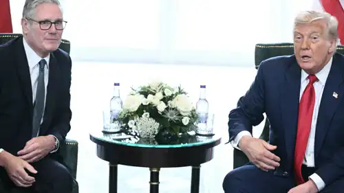 الرئيس الأمريكي خلال لقائه كير ستارمر في منتجعه باسكتلندا