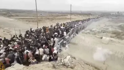 فلسطينيون في مقر مؤسسة غزة الإسانية