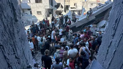 عمليات إنقاذ لمصابين جراء ضربة إسرائيلية على خان يونس