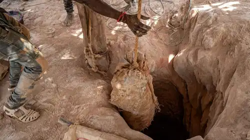 استخراج الذهب من منجم في بوركينا فاسو
